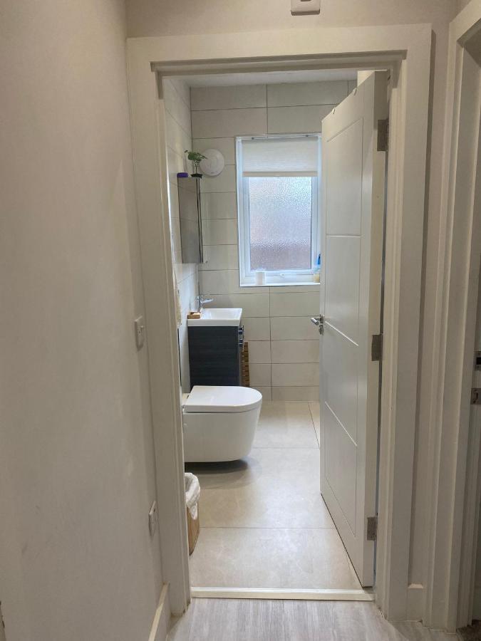 Deluxe Single Room Only For One Adult Northolt  Bagian luar foto