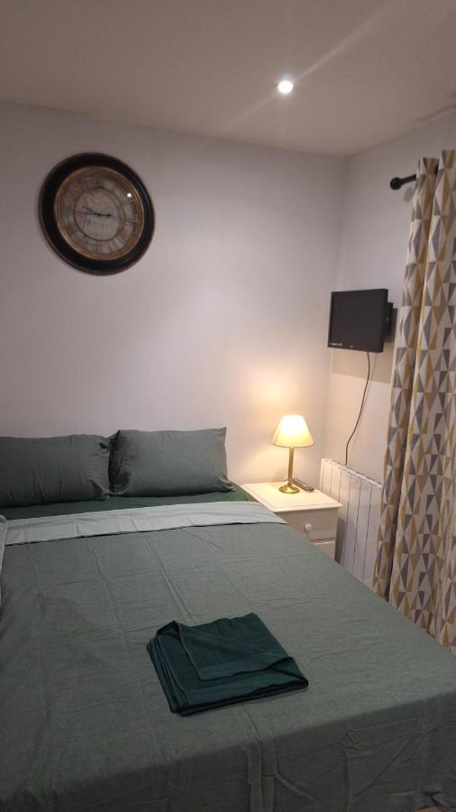 Deluxe Single Room Only For One Adult Northolt  Bagian luar foto