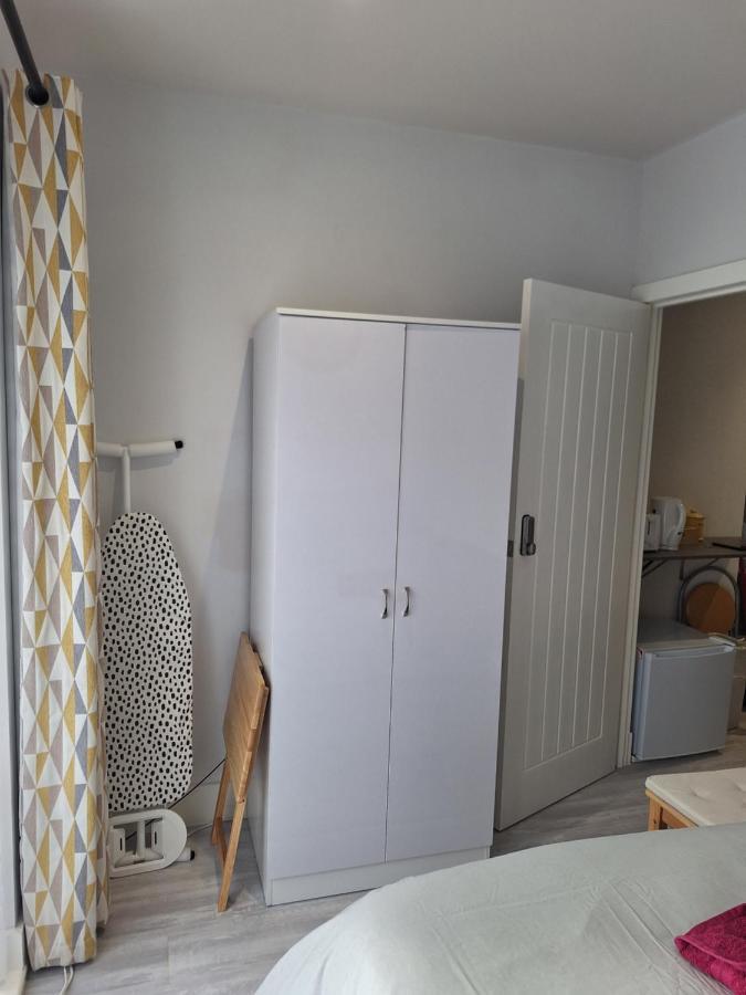 Deluxe Single Room Only For One Adult Northolt  Bagian luar foto