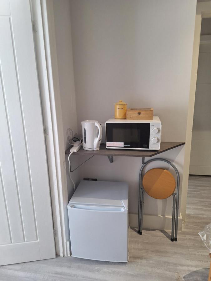 Deluxe Single Room Only For One Adult Northolt  Bagian luar foto