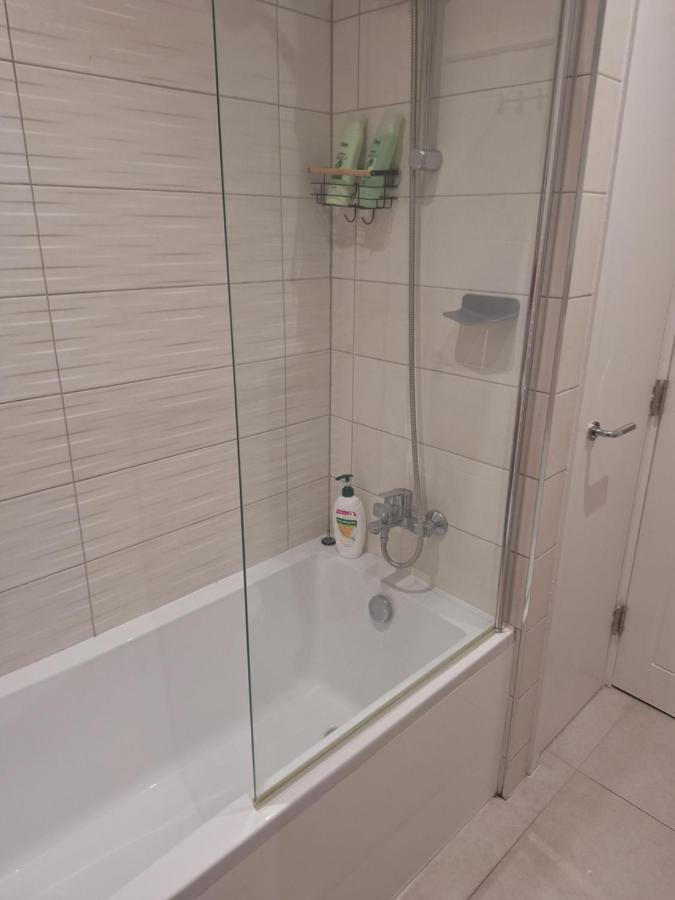 Deluxe Single Room Only For One Adult Northolt  Bagian luar foto